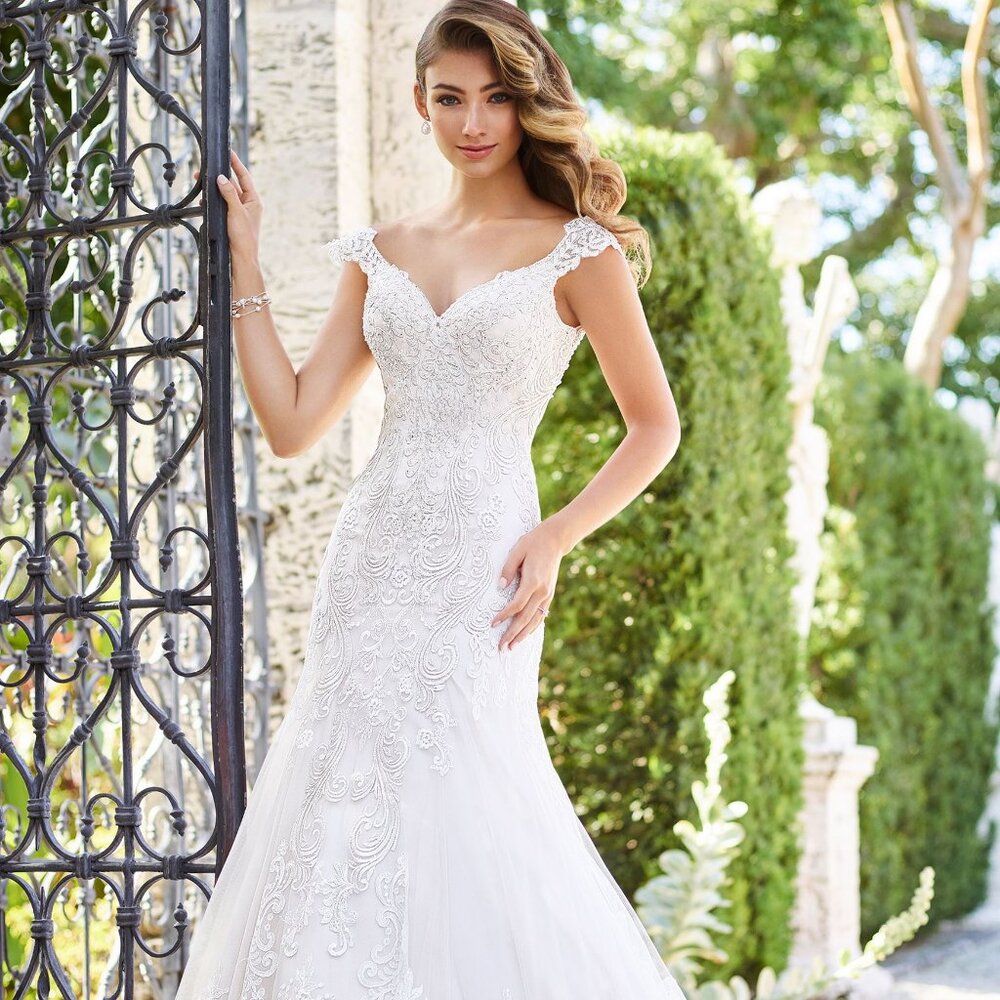 SAMPLE  BACKLESS White Lace  Wedding Dress, Plunging  Sweetheart, Gorgeous Train
